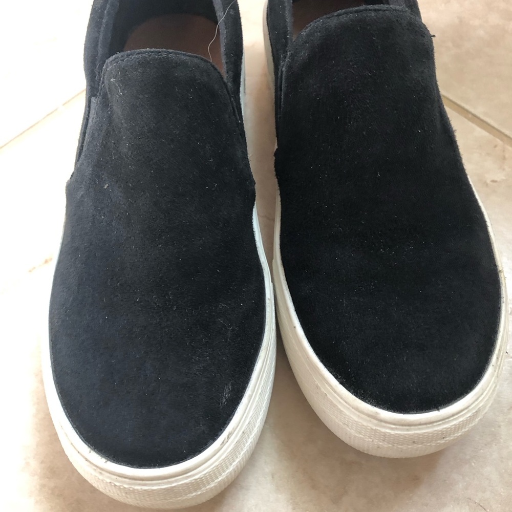 Women’s 5.5 size slip on Gills black leather tennis shoes. Pre-owned good cond.